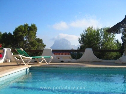 La piscina está rodeada por terrazas soleadas