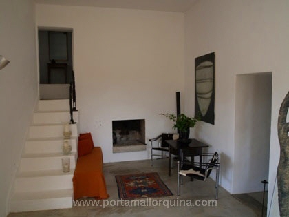 Vista parcial del salón con chimenea