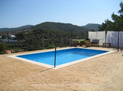 Vista de la piscina y terraza