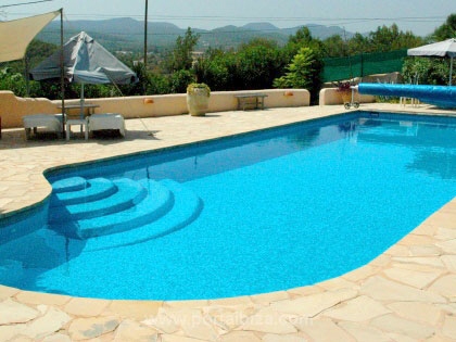 La piscina está rodeada por terrazas