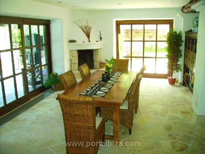 Comedor con acceso a la terraza