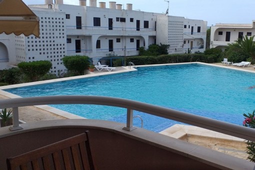 Cómodo apartamento con vistas a la piscina y al mar en Sant Antoni