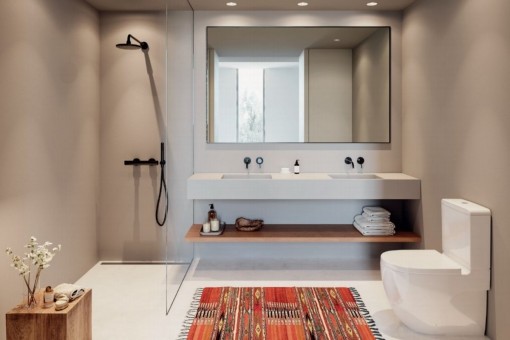Baño con ducha a nivel del suelo