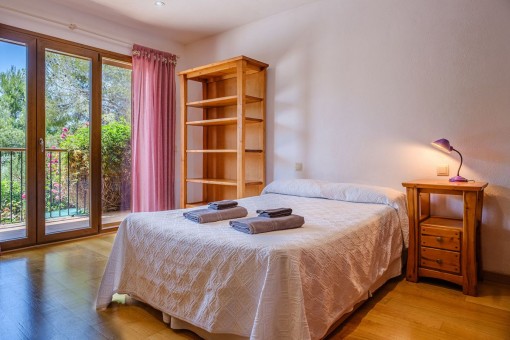 Dormitorio principal con cama doble