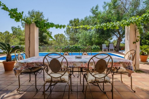 Comedor al lado de la piscina